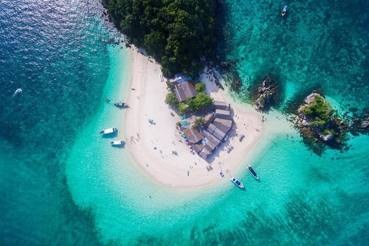 zračni pogled na mali otok u oceanu