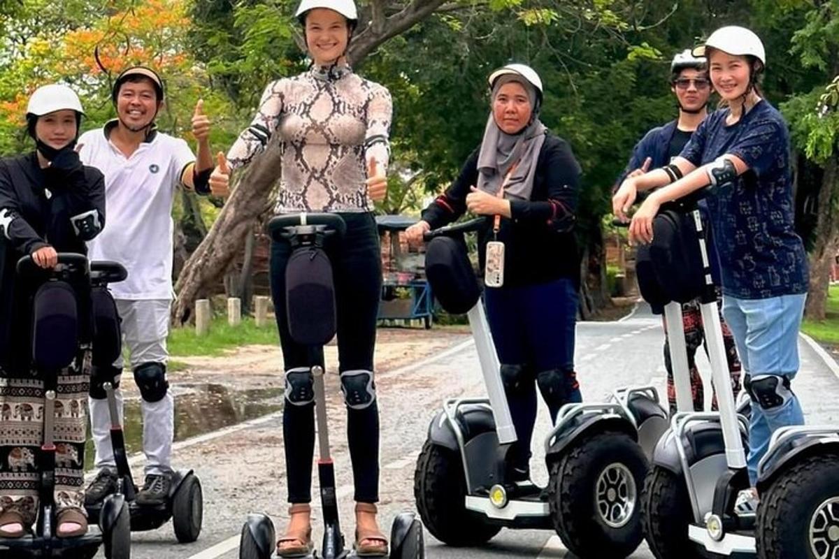 사람들이 세그웨이를 타고 있다