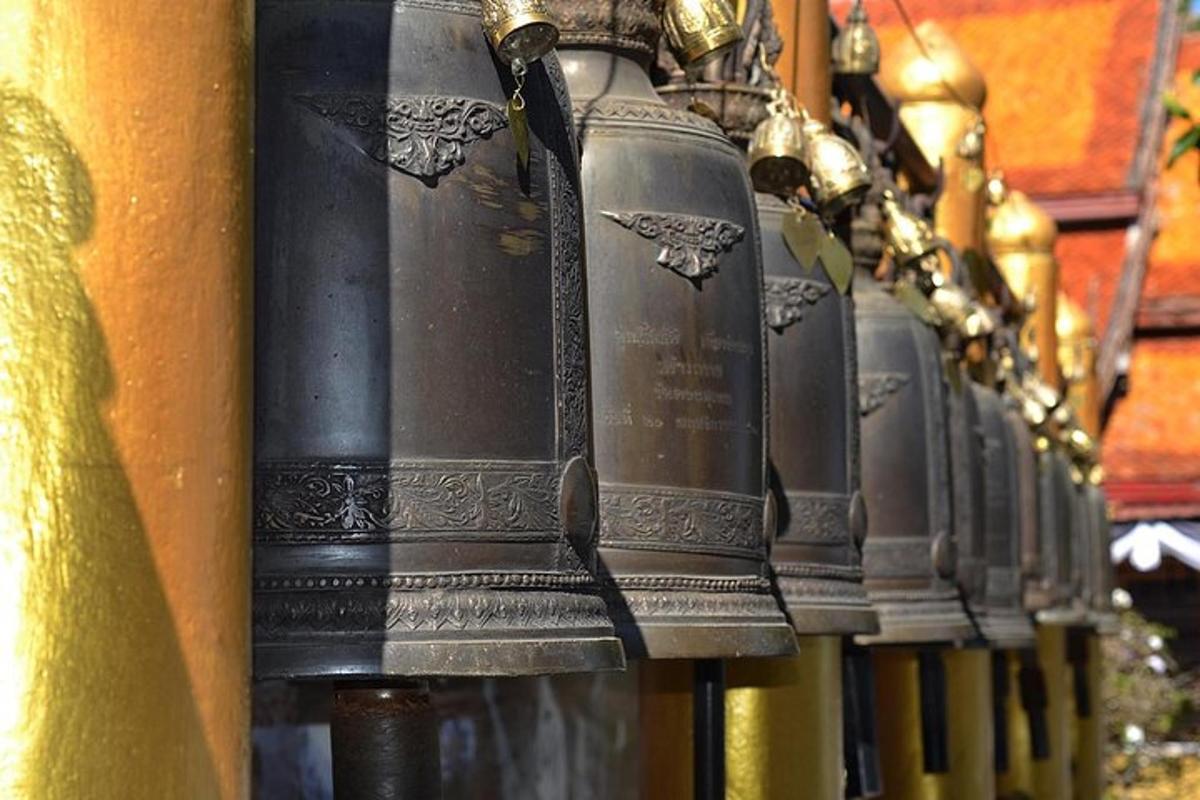 vrsta kovinskih zvončkov, obešenih na steni
