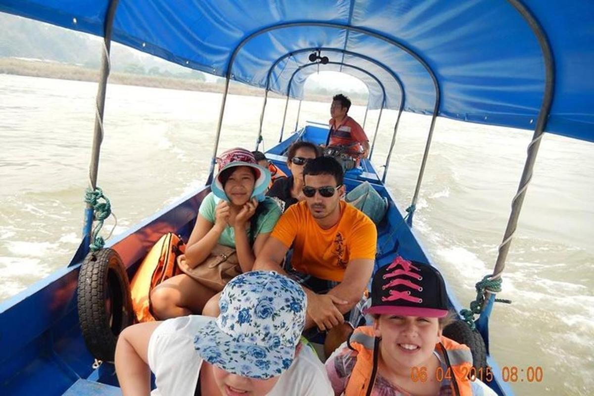 un grupo de personas sentadas en un bote en el agua