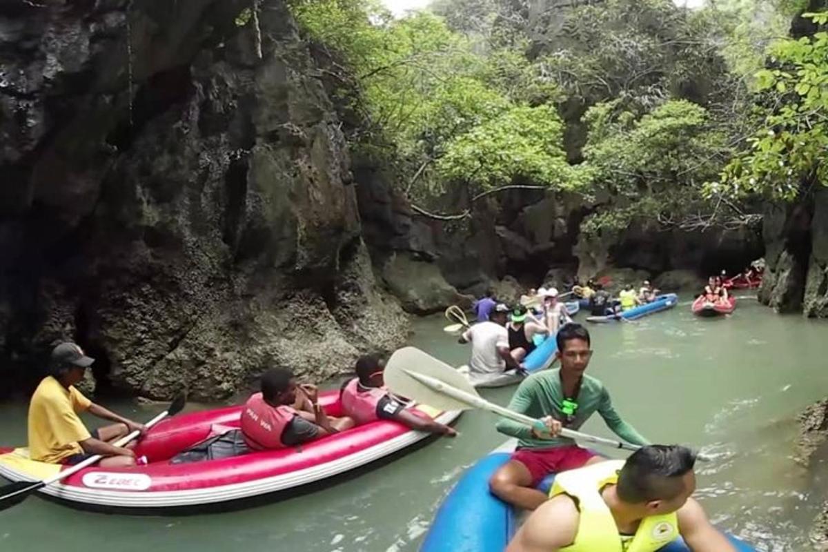 sekumpulan manusia di atas rakit di sungai