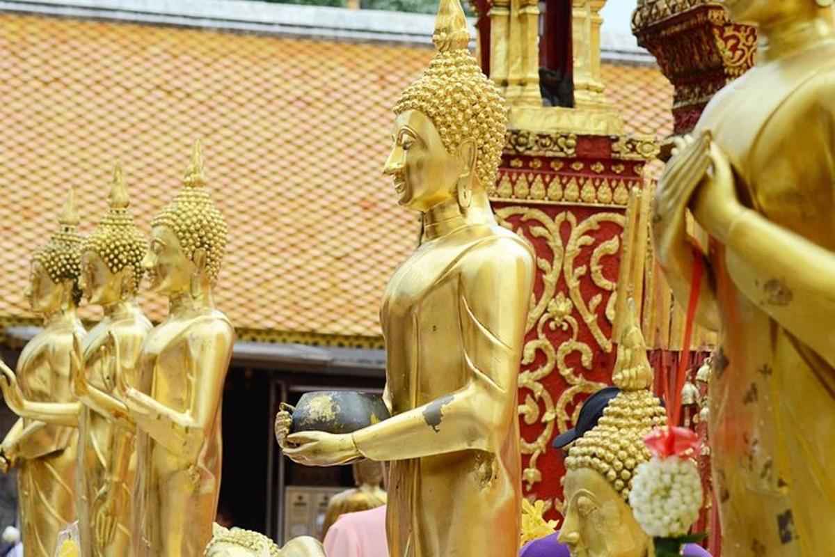 sekelompok patung emas di depan sebuah gedung