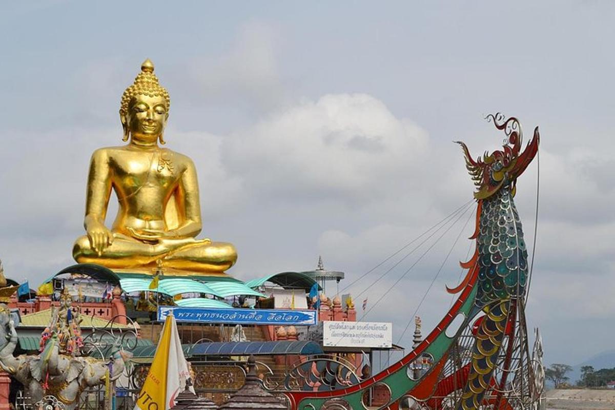 Una gran estatua de oro frente a un edificio