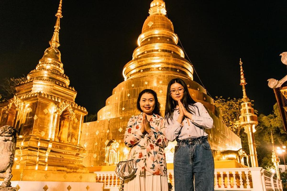 dua wanita berdiri di hadapan kuil