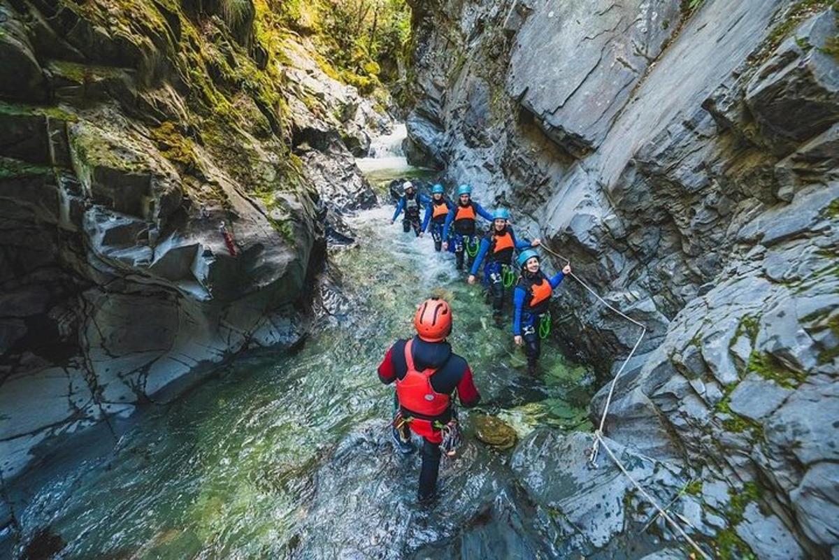sekelompok orang menyeberangi sungai dengan sepeda