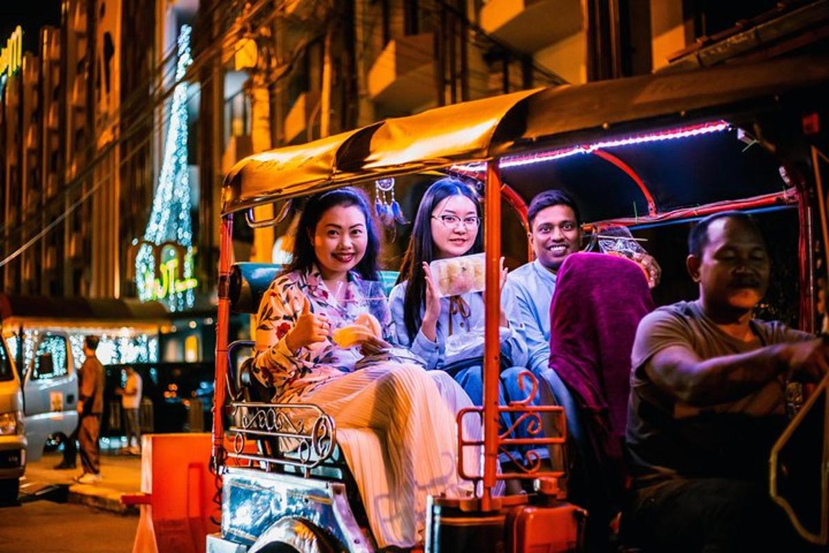 sekumpulan orang yang menaiki troli