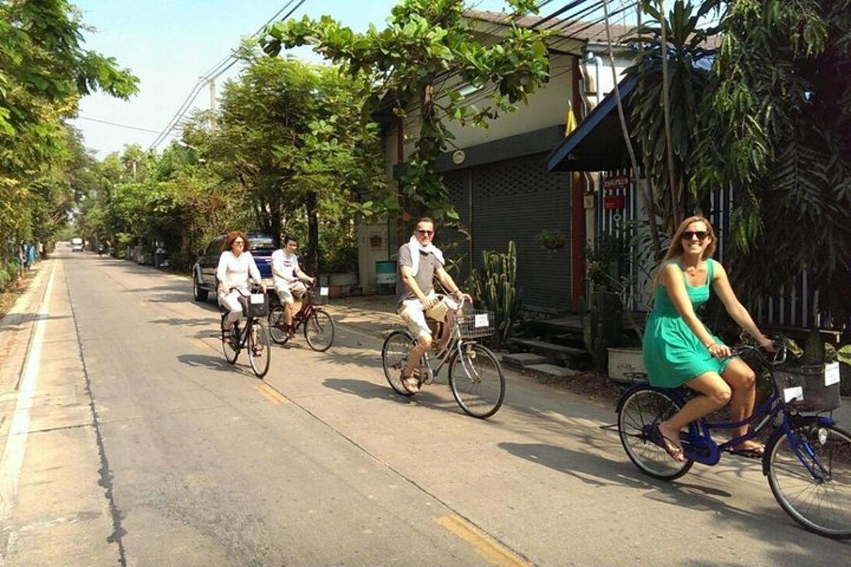 un gruppo di persone che vanno in bicicletta lungo una strada