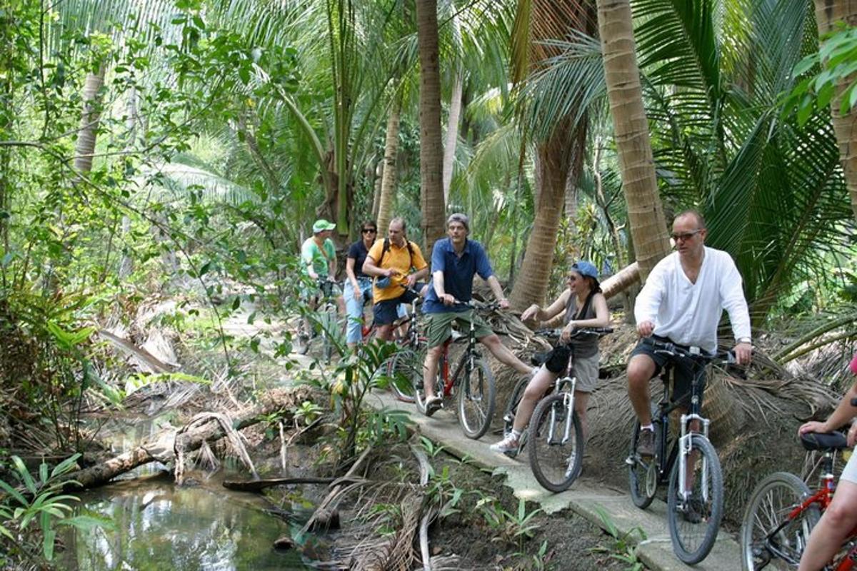 un gruppo di persone in bicicletta su un sentiero nella giungla