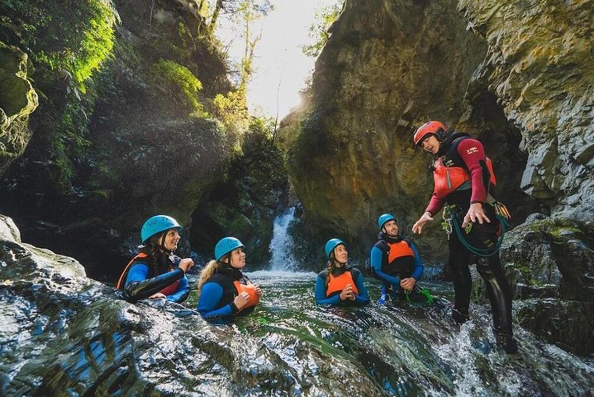 hópur fólks situr á steini í fossi