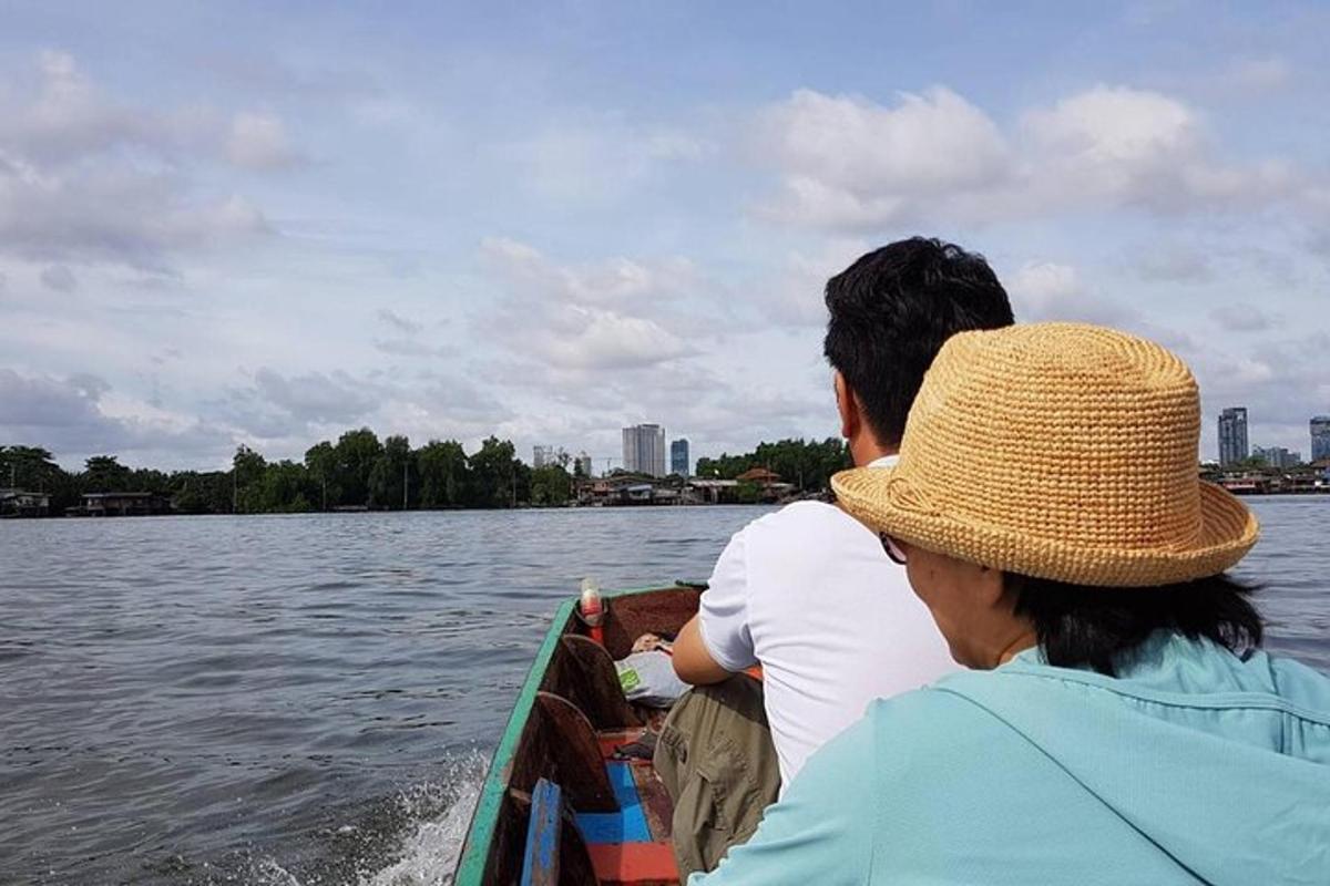due persone a bordo di una barca sull'acqua
