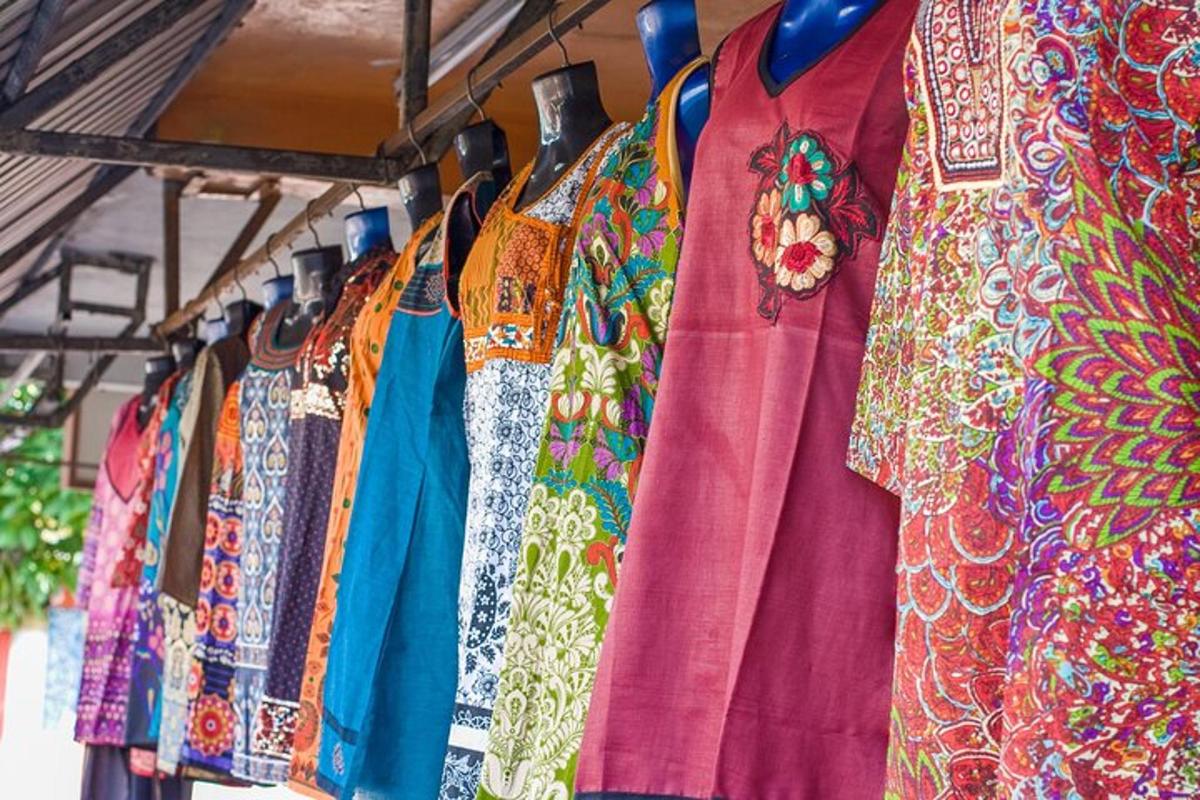 deretan baju berwarna-warni dipamerkan di sebuah kedai