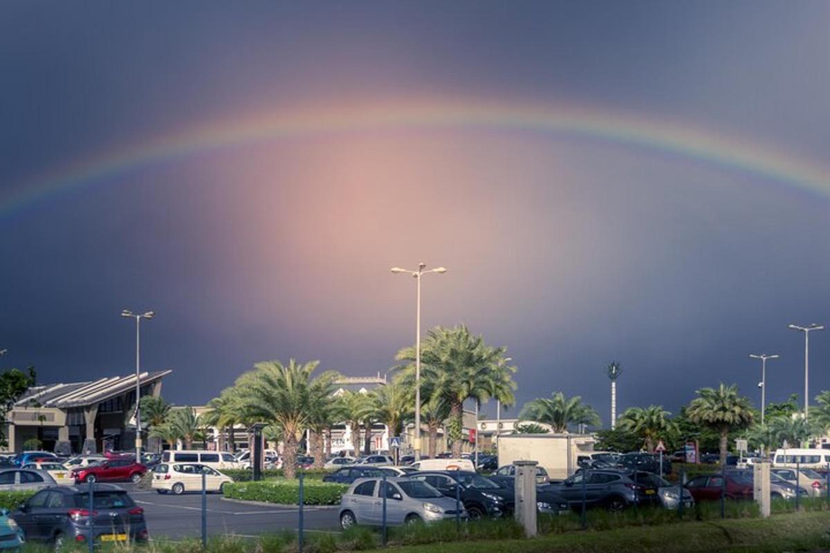 vikerkaar taevas parkla kohal