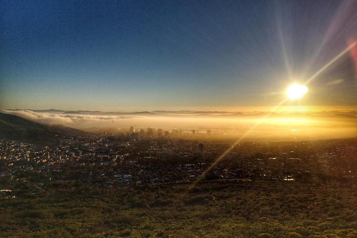 una vista del sole che tramonta su una città