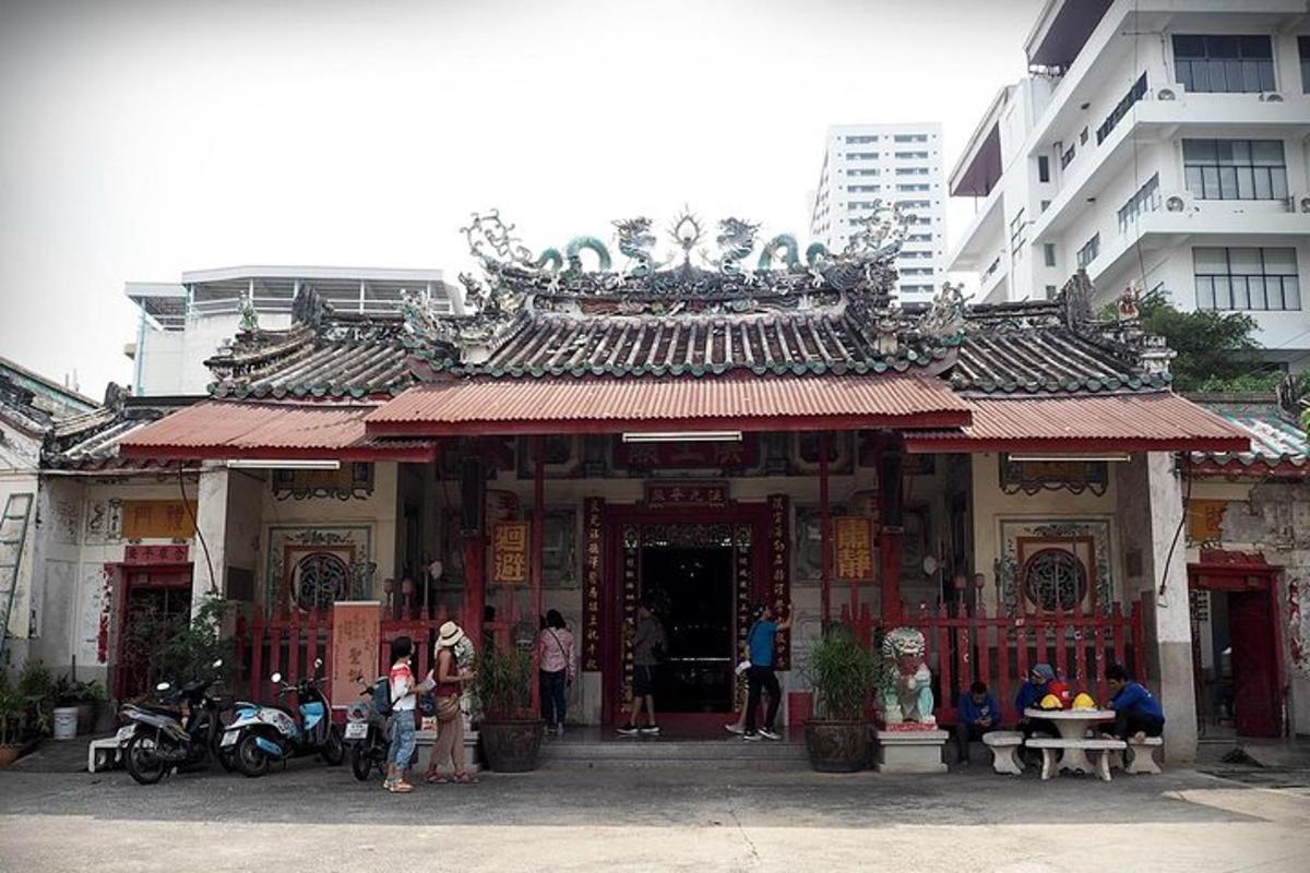 一群人站在寺庙前