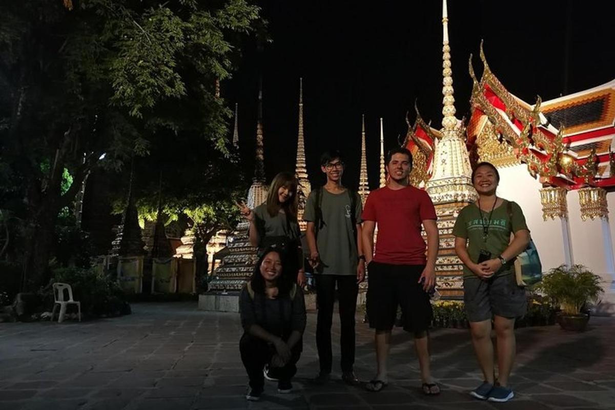 Un grupo de personas de pie frente a un templo.