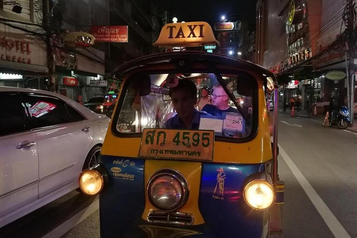 Un taxi en una calle de la ciudad por la noche