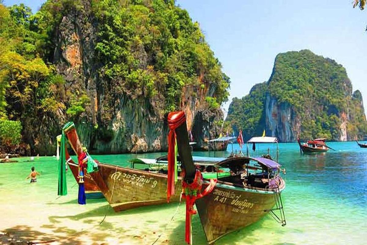 dua bot diletakkan di pantai di dalam air