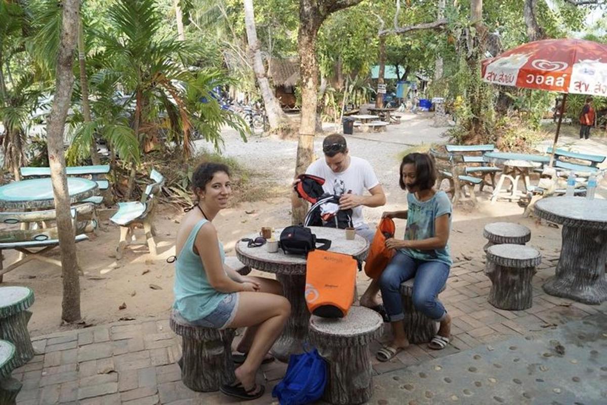 un grupo de personas sentadas en una mesa de picnic