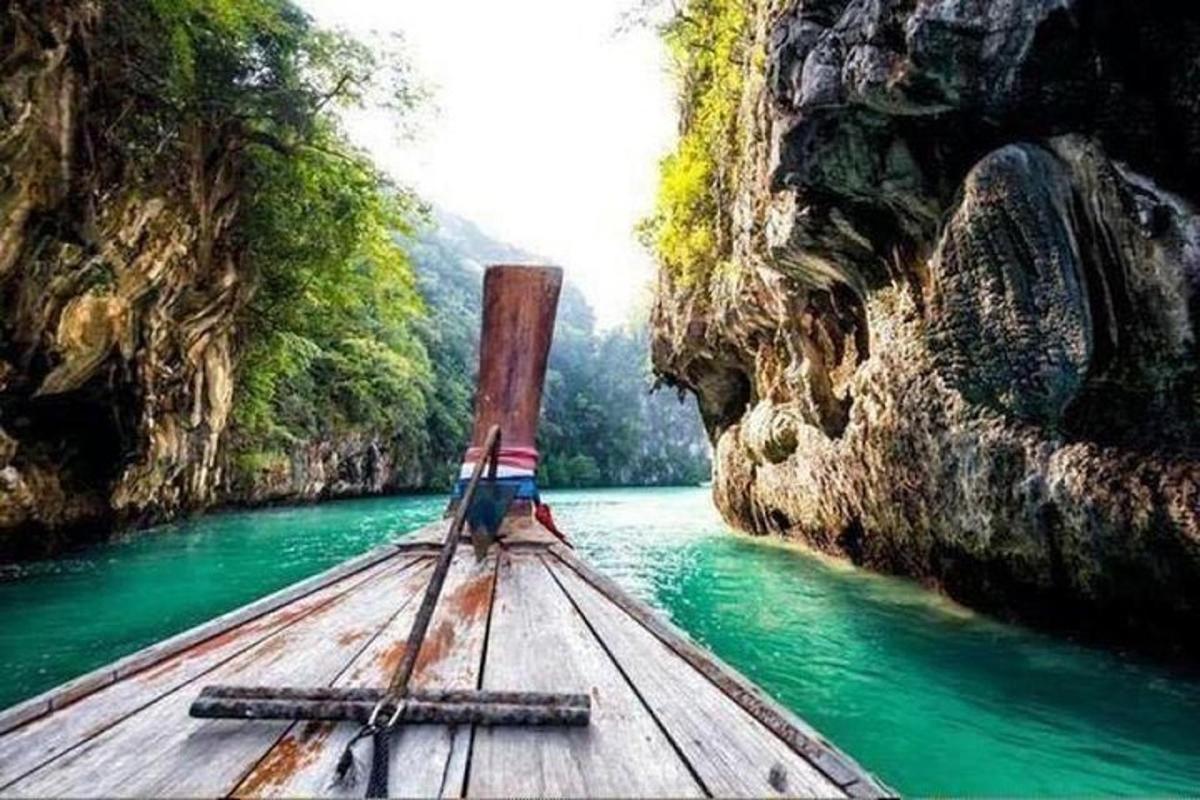 bot di tengah sungai