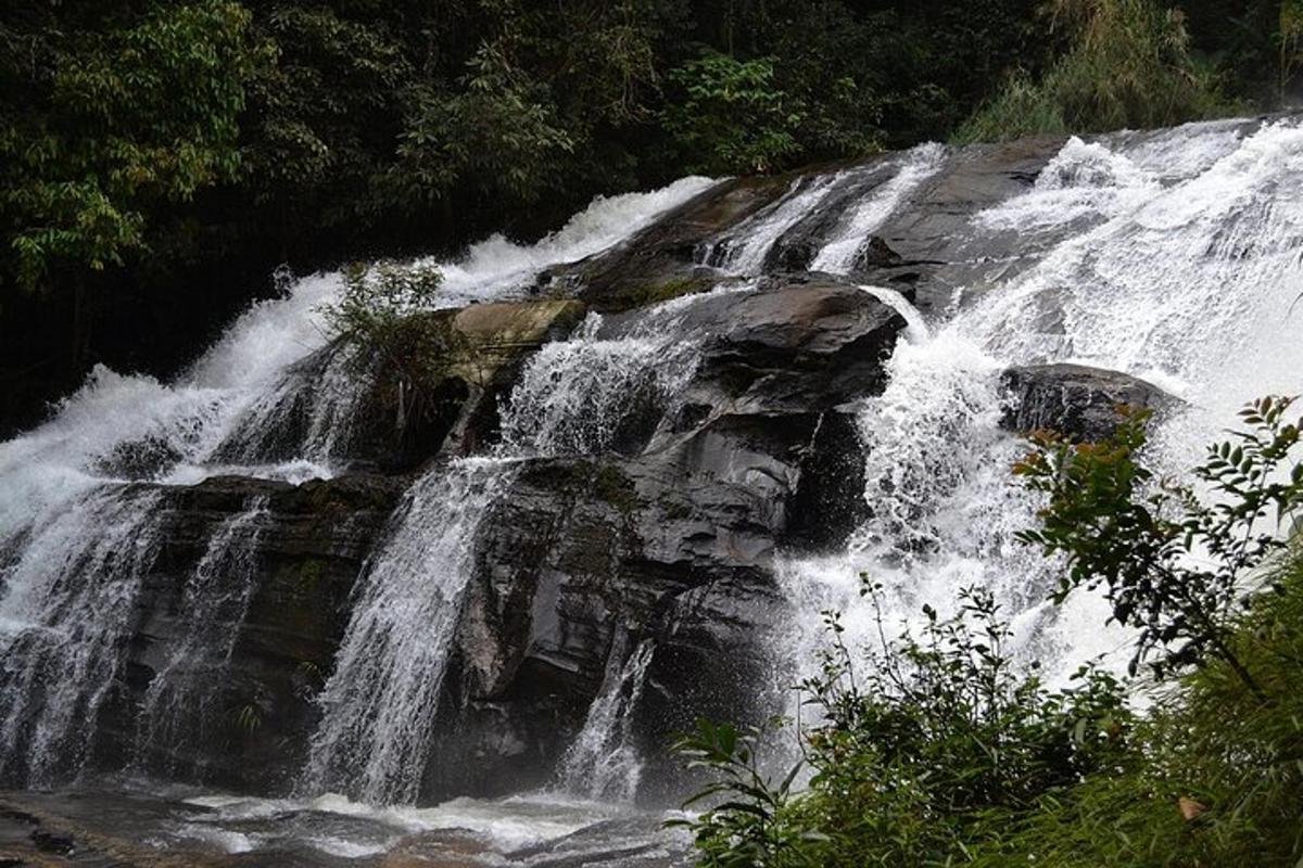 uma cachoeira na encosta de uma formação rochosa