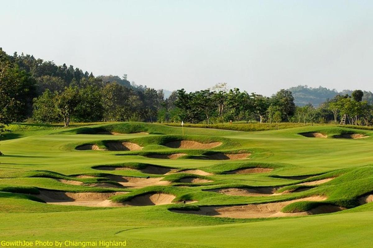 una vista d'un exuberant camp de golf