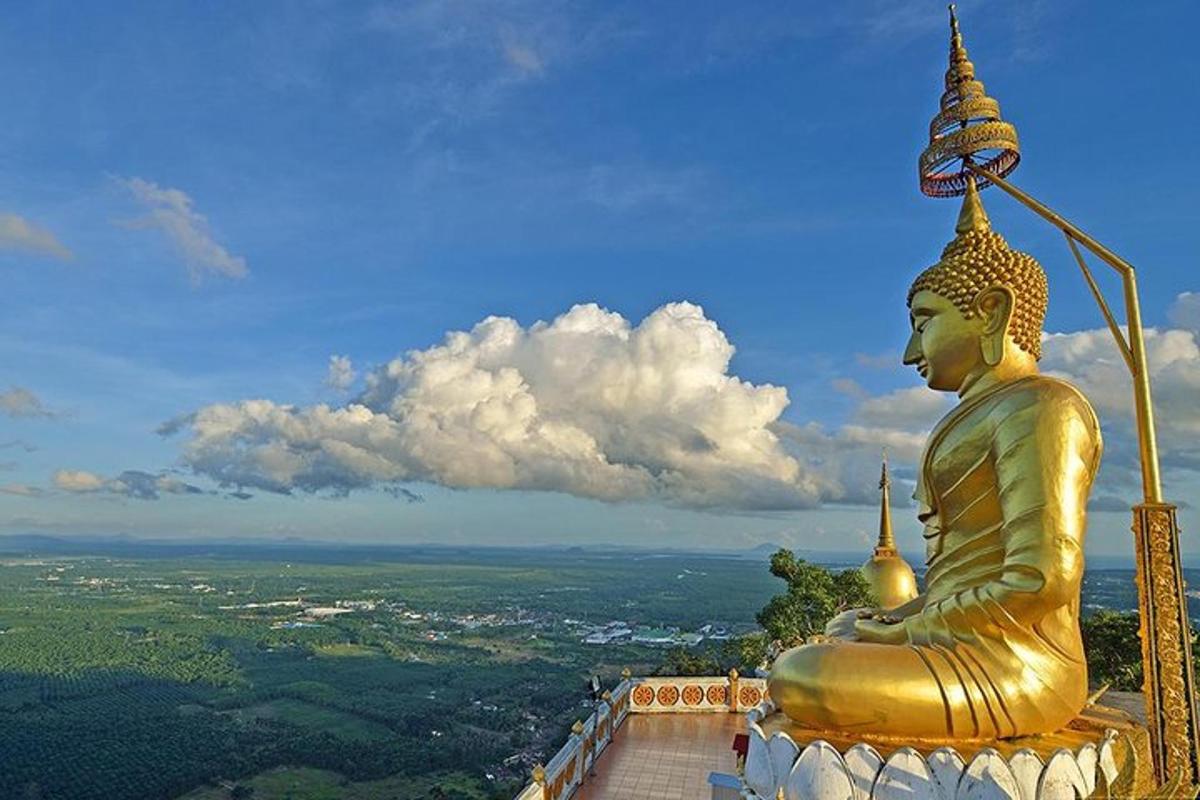 eine große goldene Statue auf einem Gebäude