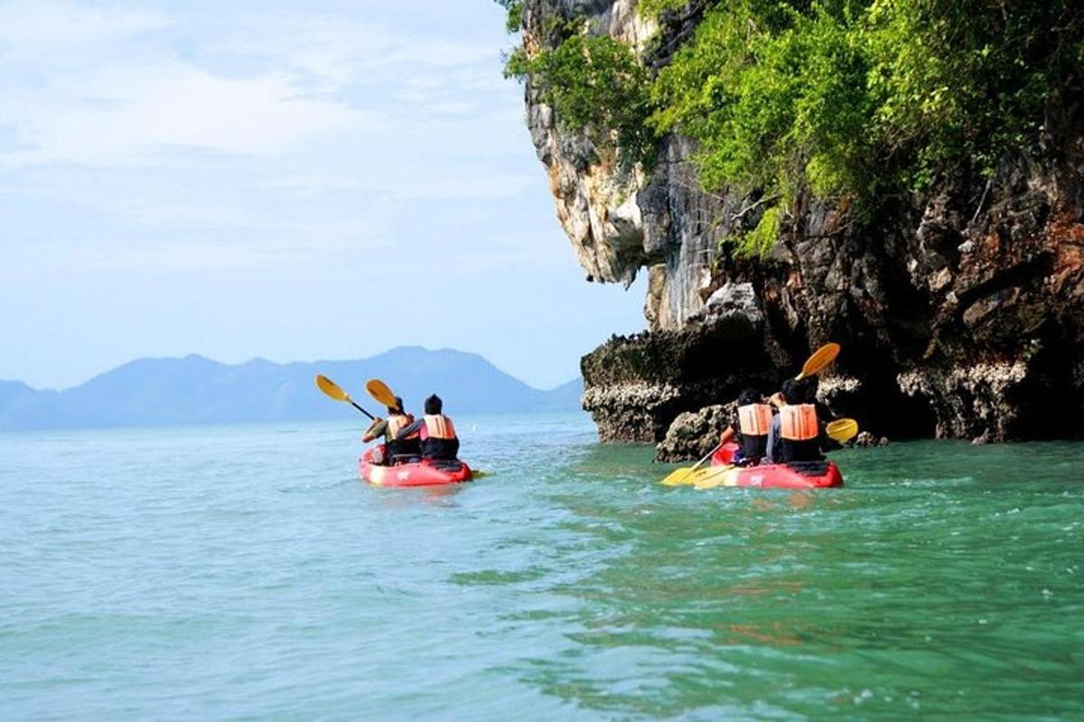 một nhóm người đang chèo thuyền kayak trên mặt nước