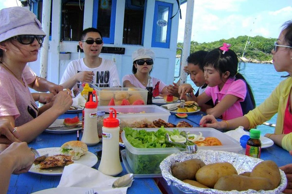 sekelompok orang yang duduk di meja makan