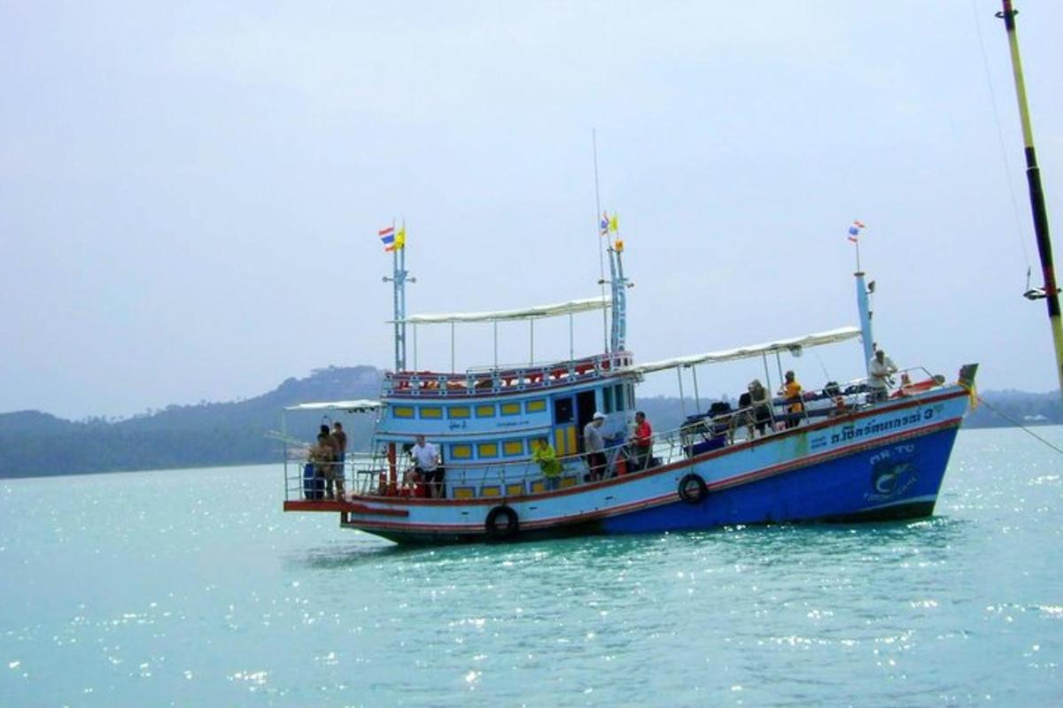perahu biru dan putih di dalam air