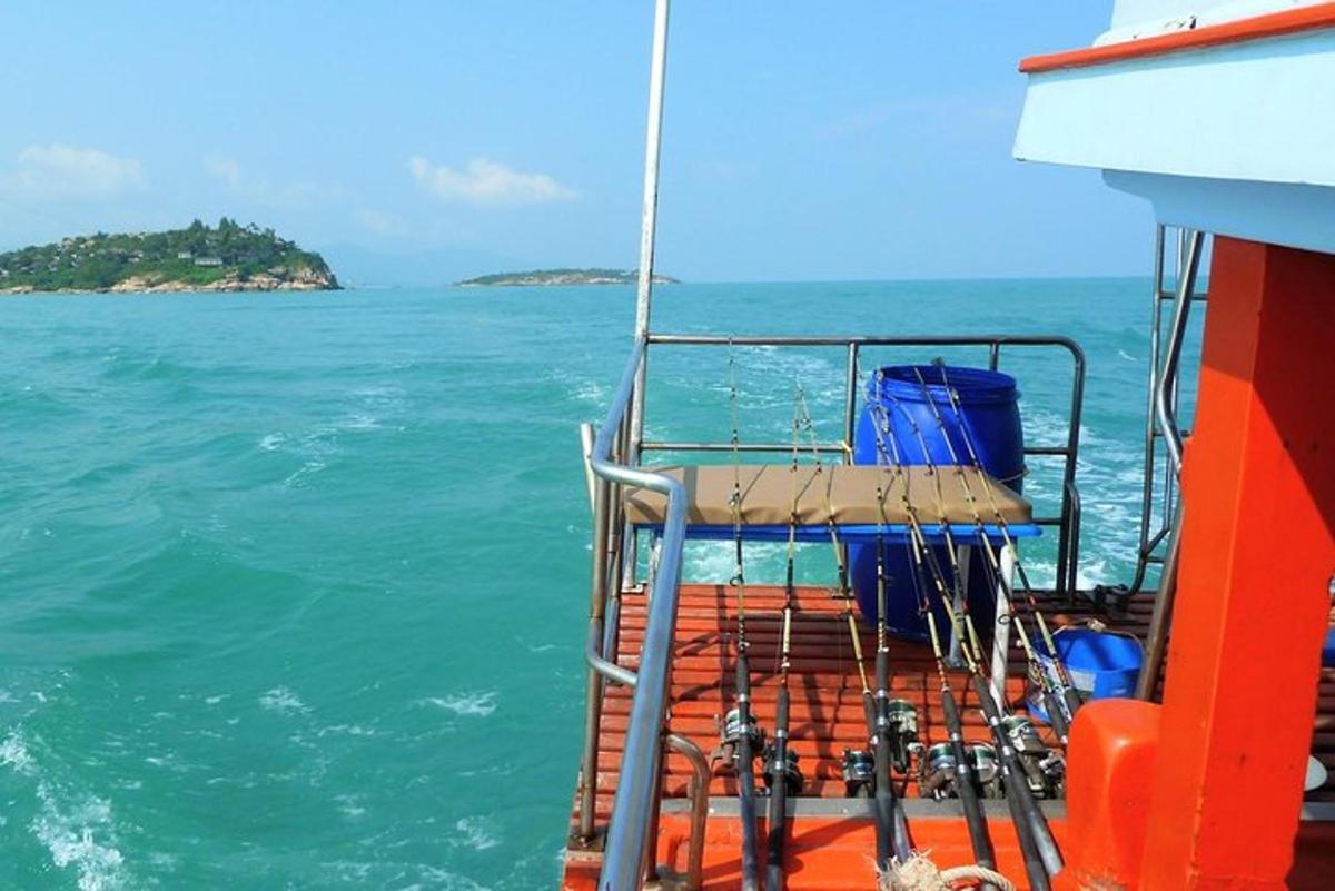 pemandangan dek kapal di lautan