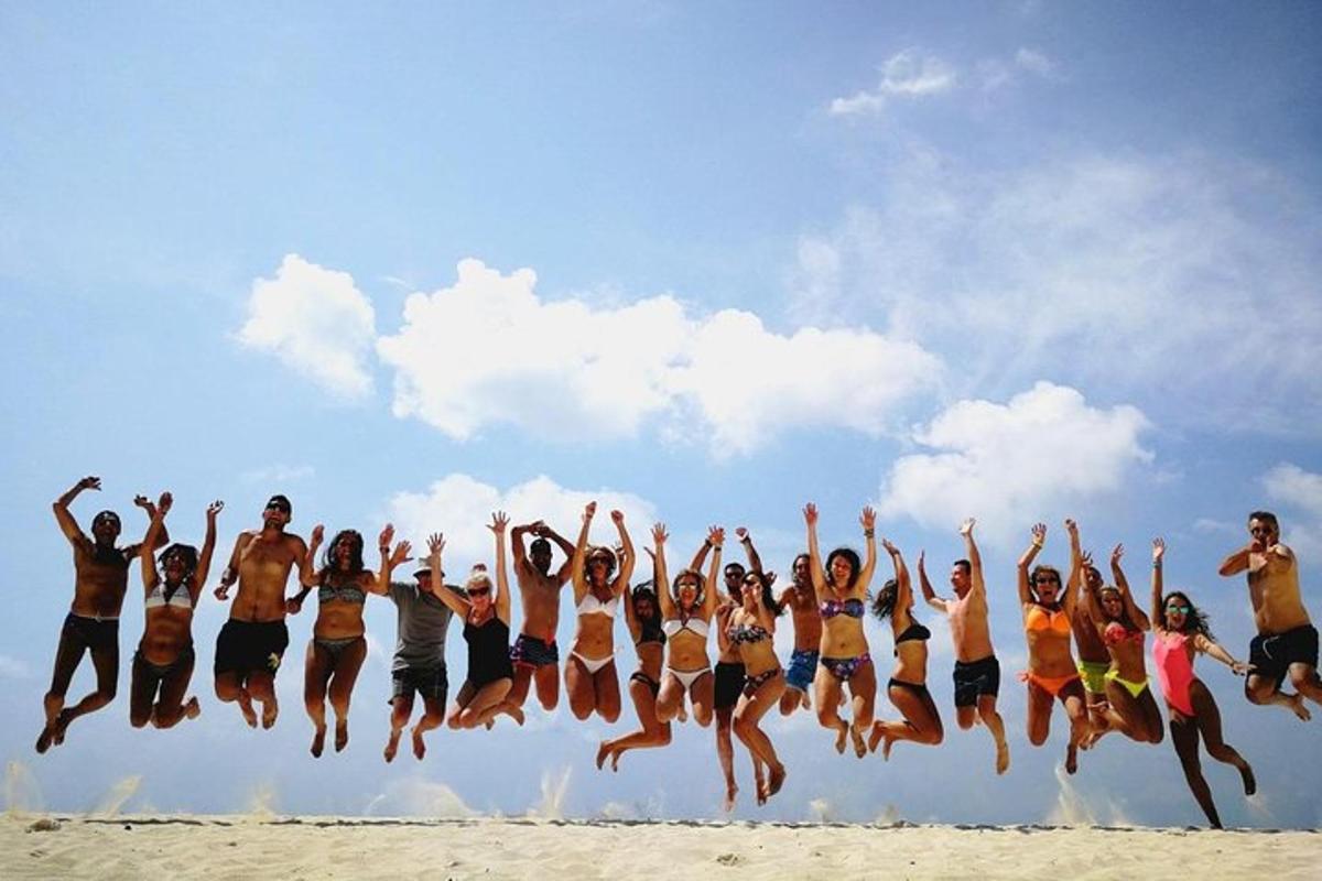 um grupo de pessoas pulando no ar na praia