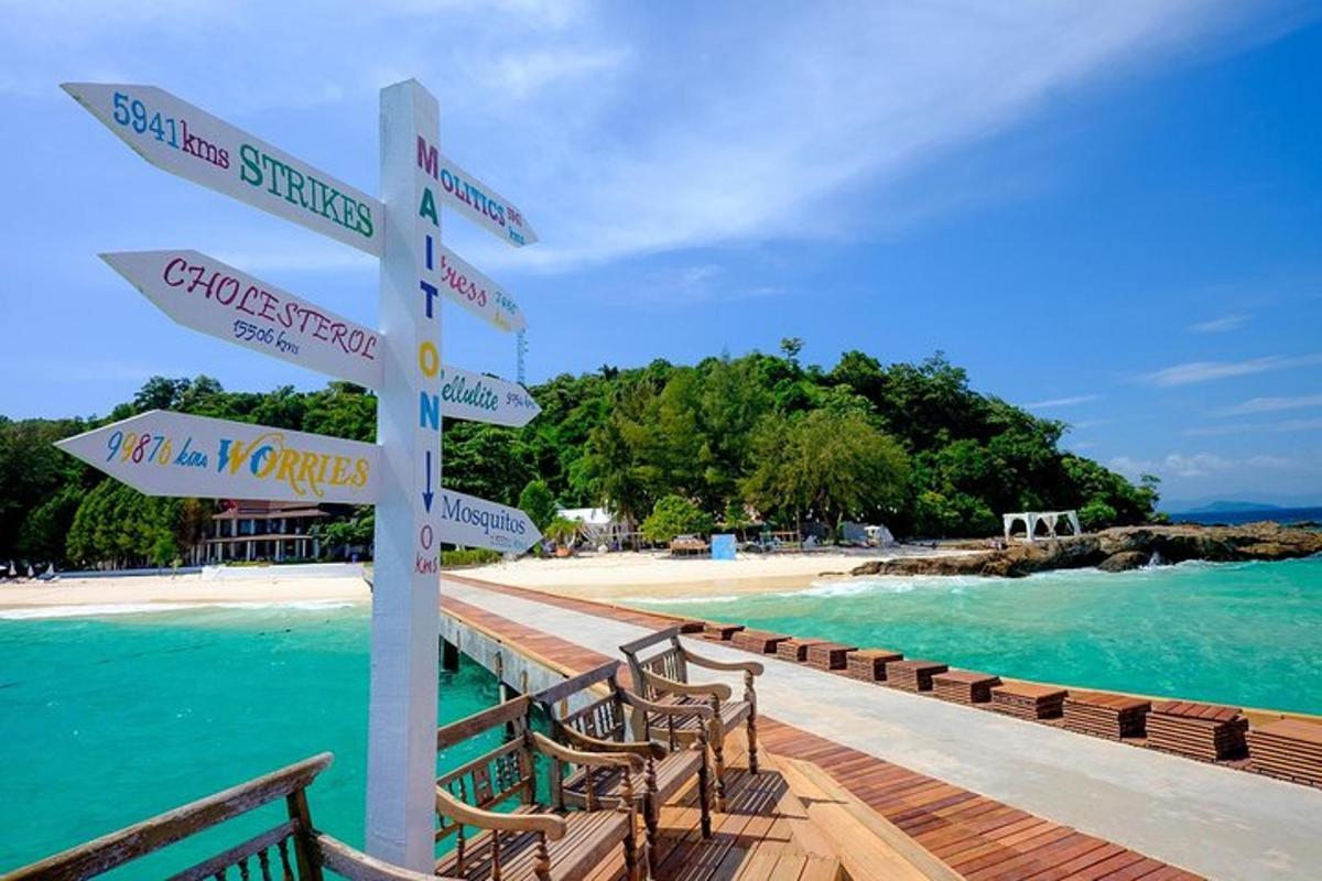 Un poste con carteles al lado de una playa