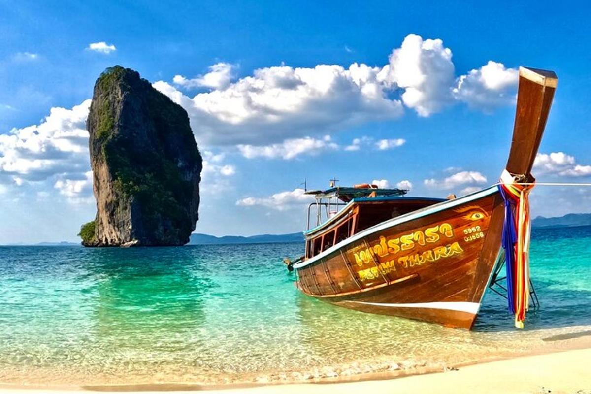 um barco na praia com uma pedra na água
