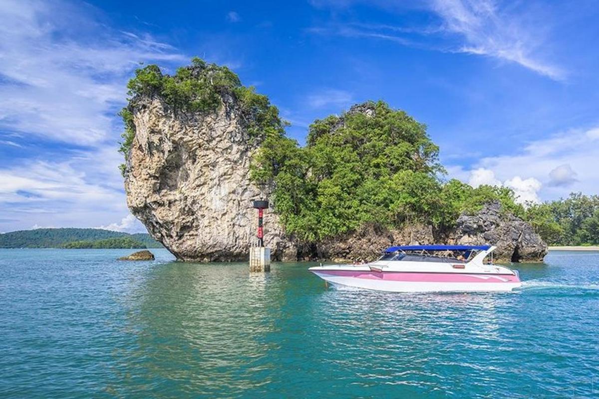 Un barco en el agua frente a una formación rocosa