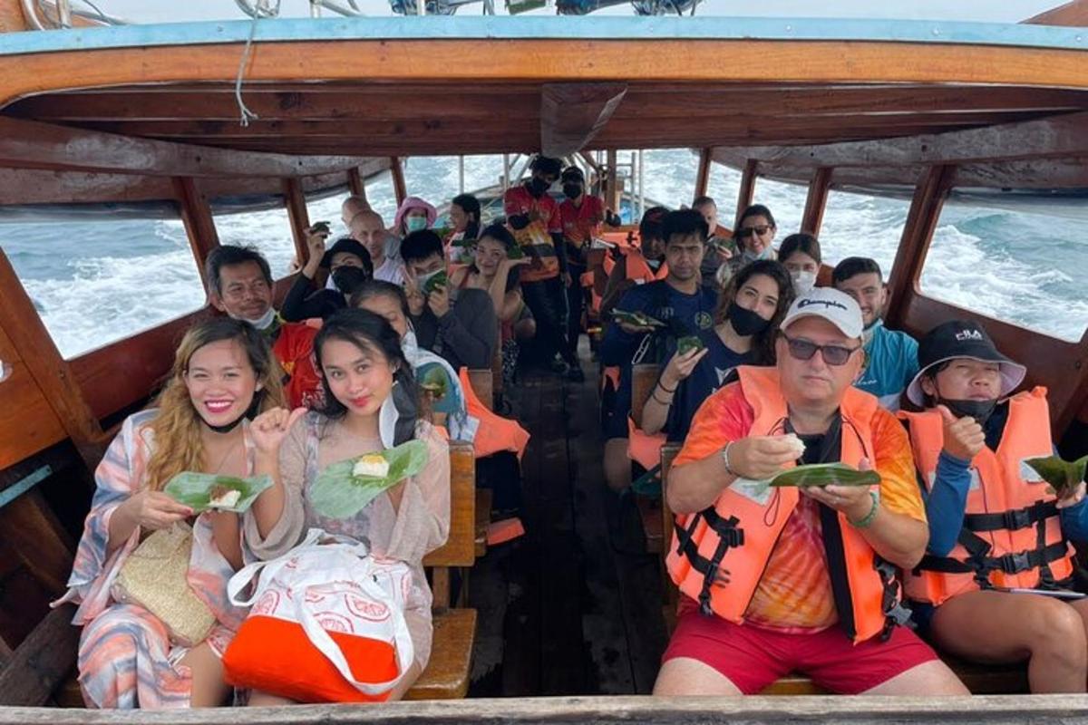 um grupo de pessoas sentadas em um barco