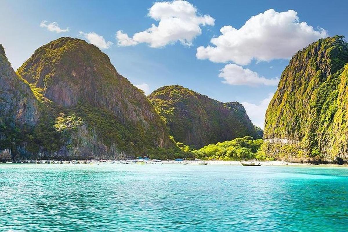 Una vista de una playa con montañas al fondo.