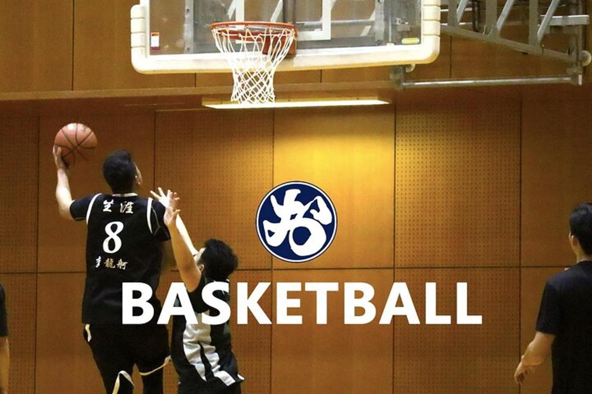 Un hombre lanzando una pelota de baloncesto a un aro de baloncesto.