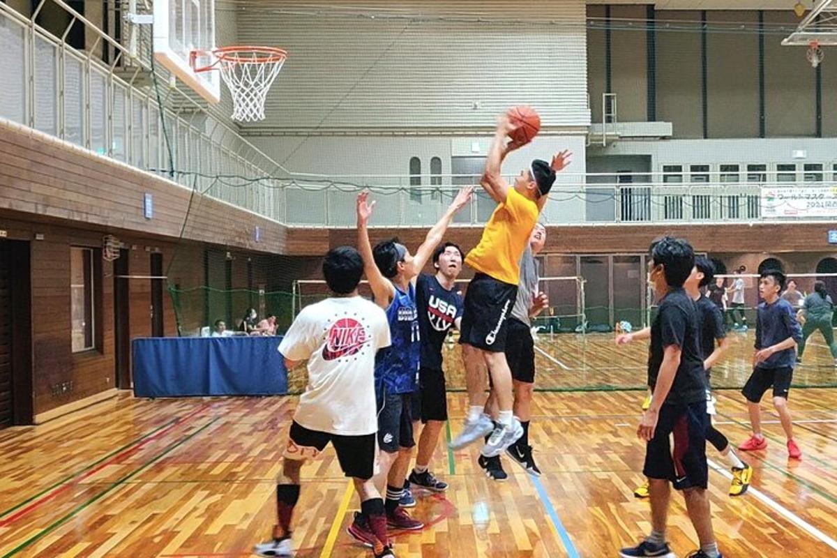 Un grupo de jóvenes jugando un partido de baloncesto