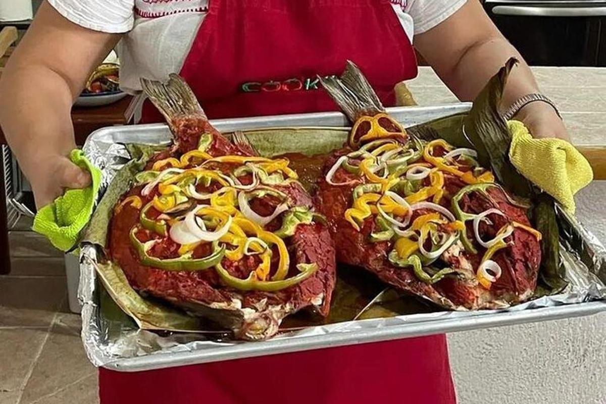 egy személy, aki két nagy pizzát tartalmazó tálcát tart