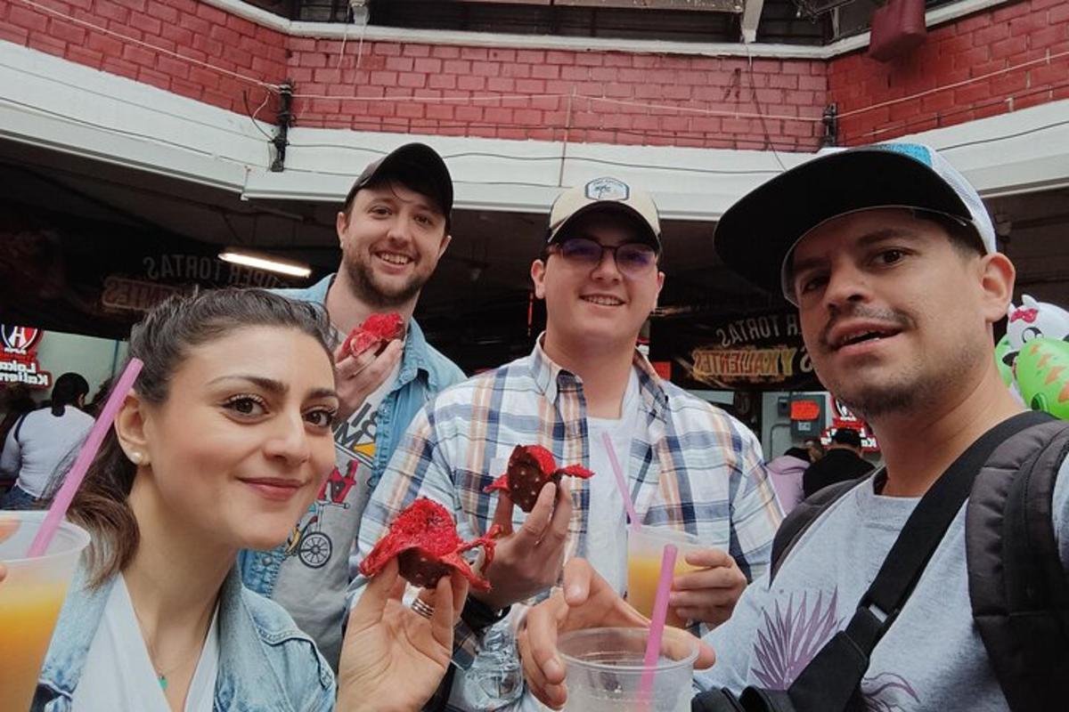 Un grupo de personas posando para una foto con helado.