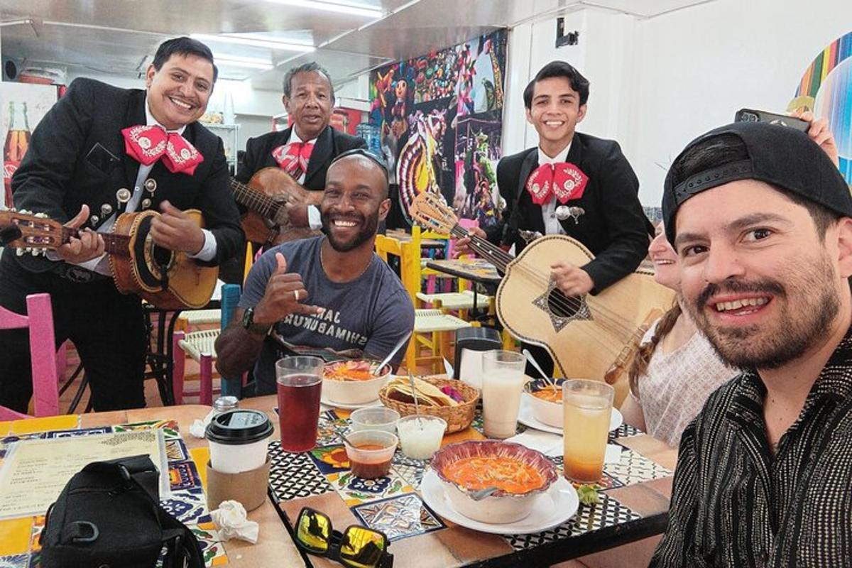 Un grupo de hombres sentados alrededor de una mesa con instrumentos.