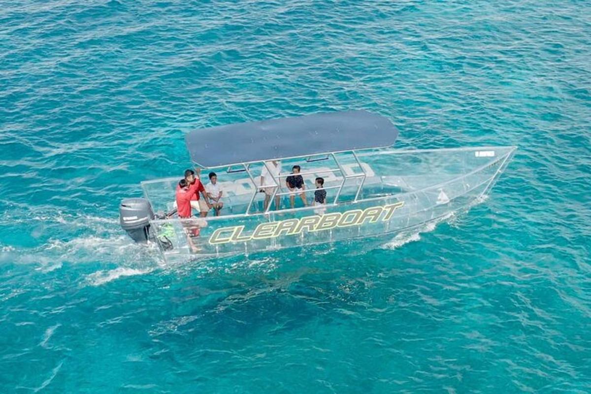isang grupo ng mga tao sa isang bangka sa tubig