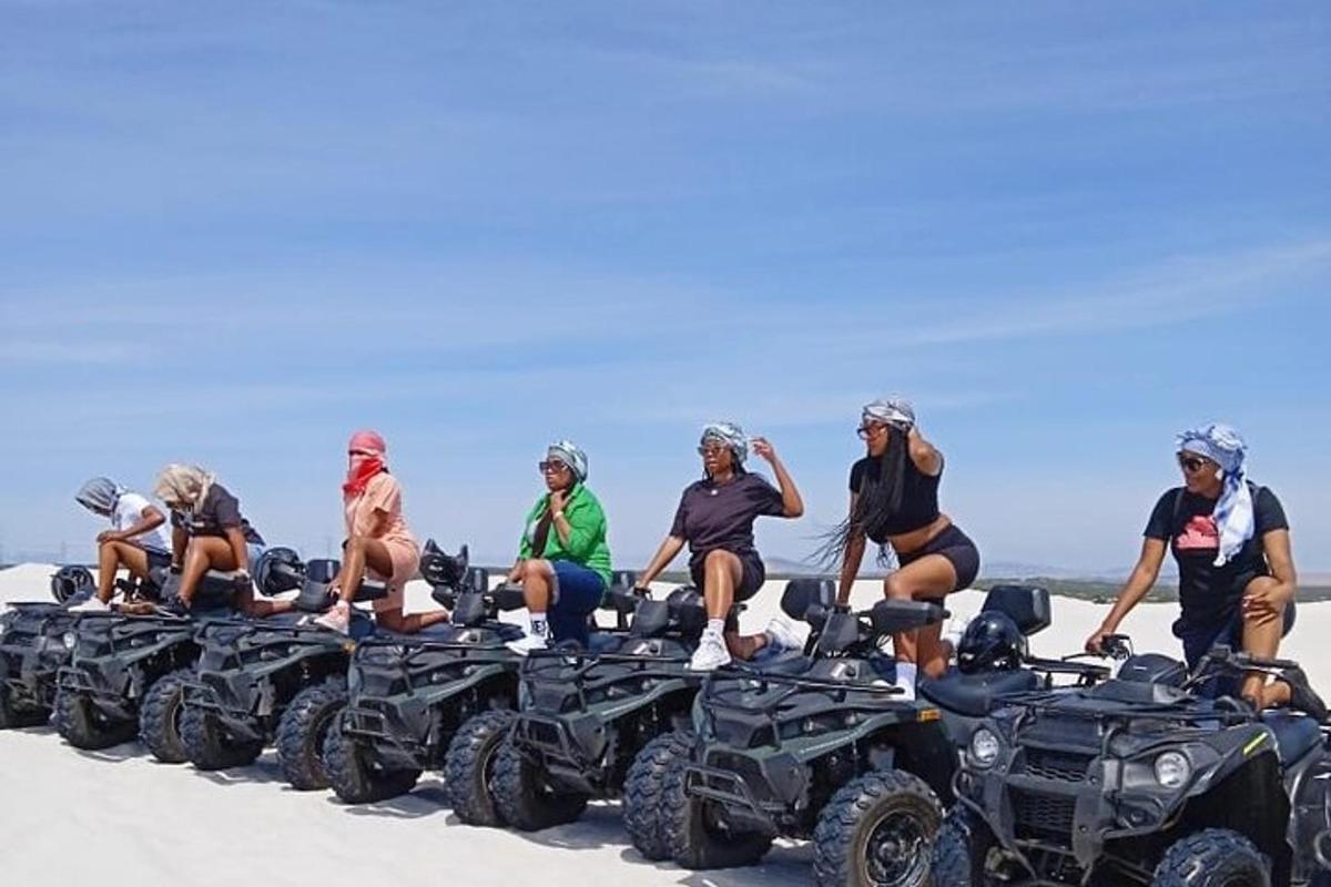 skupina ljudi, ki sedijo na štirikolesnikih na plaži