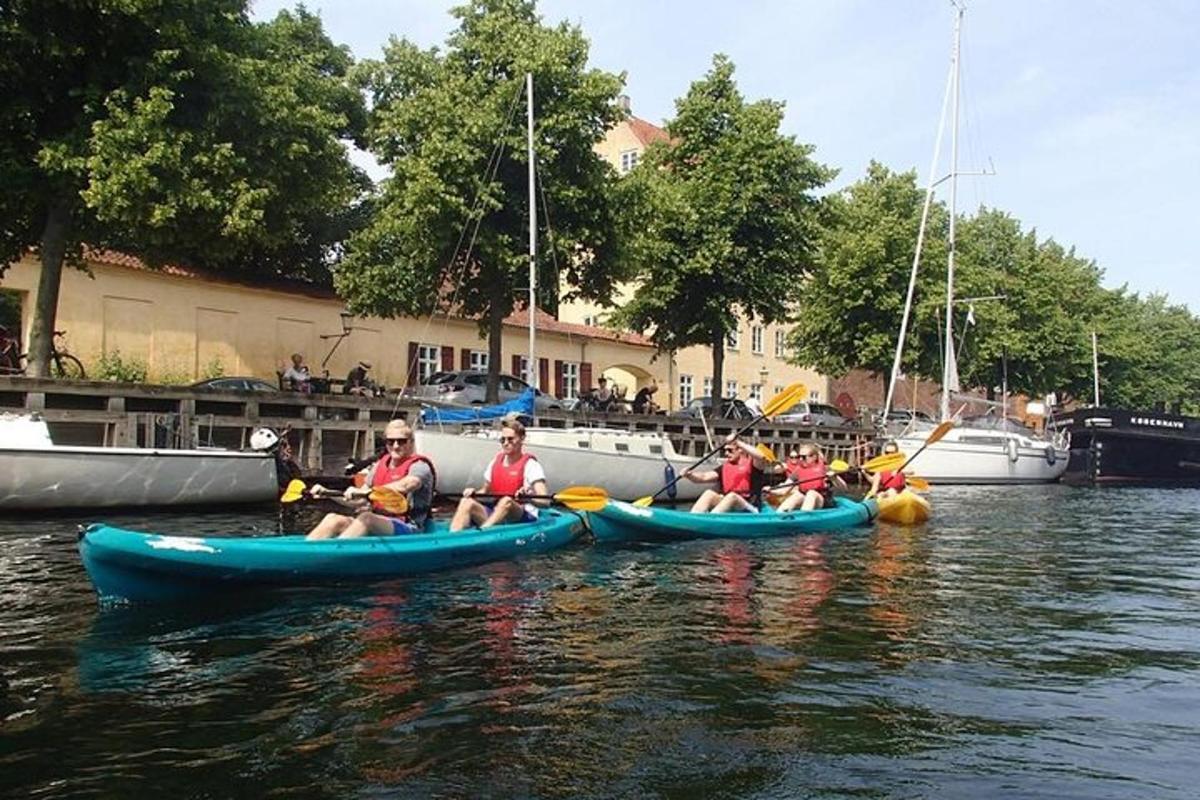 hópur fólks í kajökum á vatninu