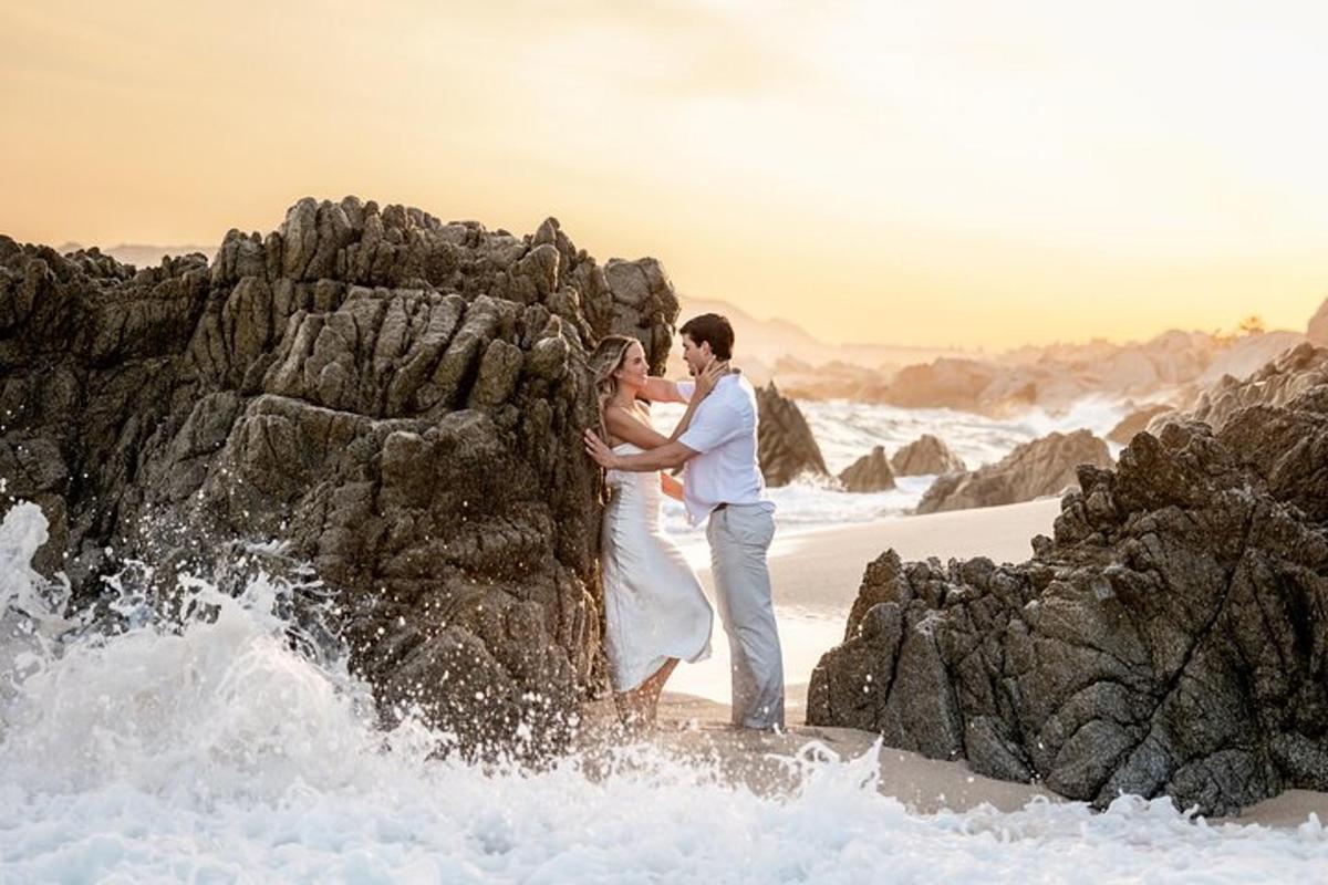 sepasang pengantin berdiri di atas batu di tengah salju