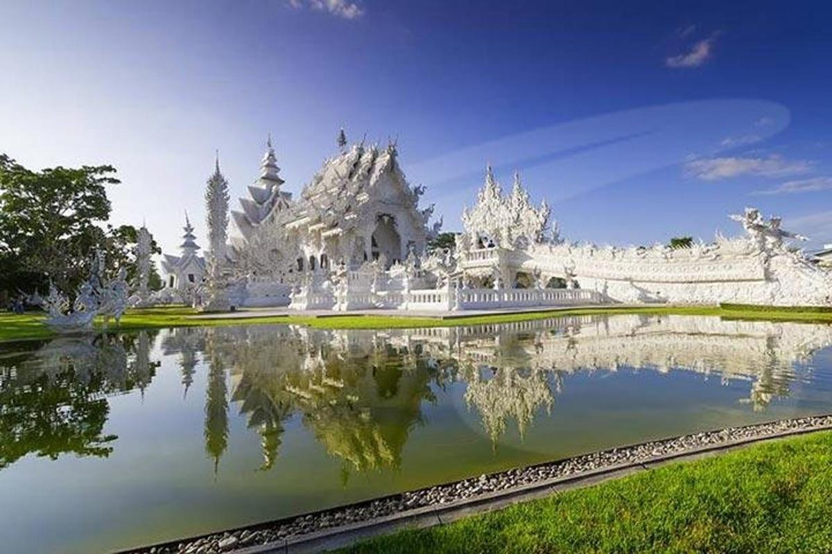 un temple blanc amb el seu reflex a l'aigua
