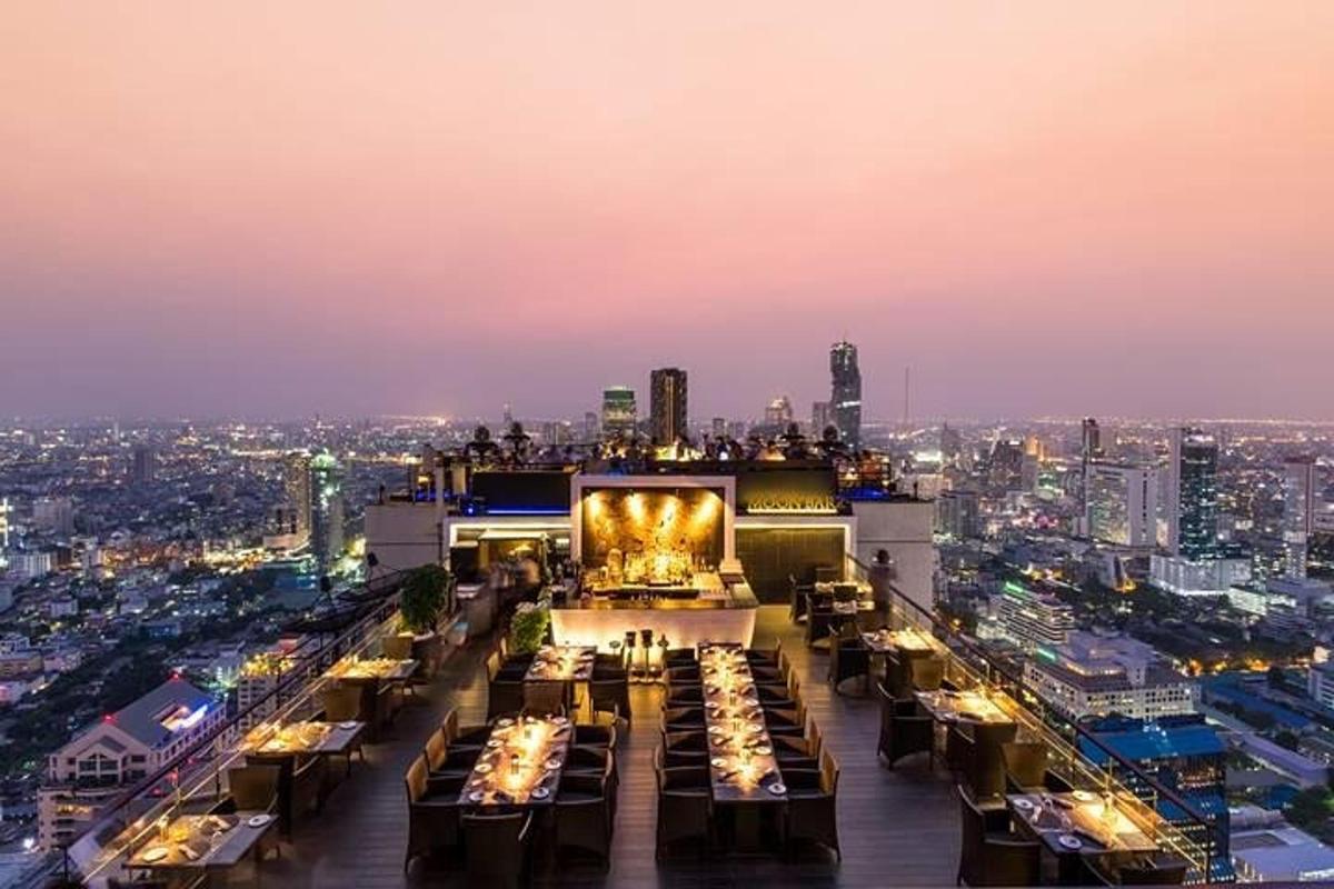sebuah restoran di atas gedung dengan cakrawala kota