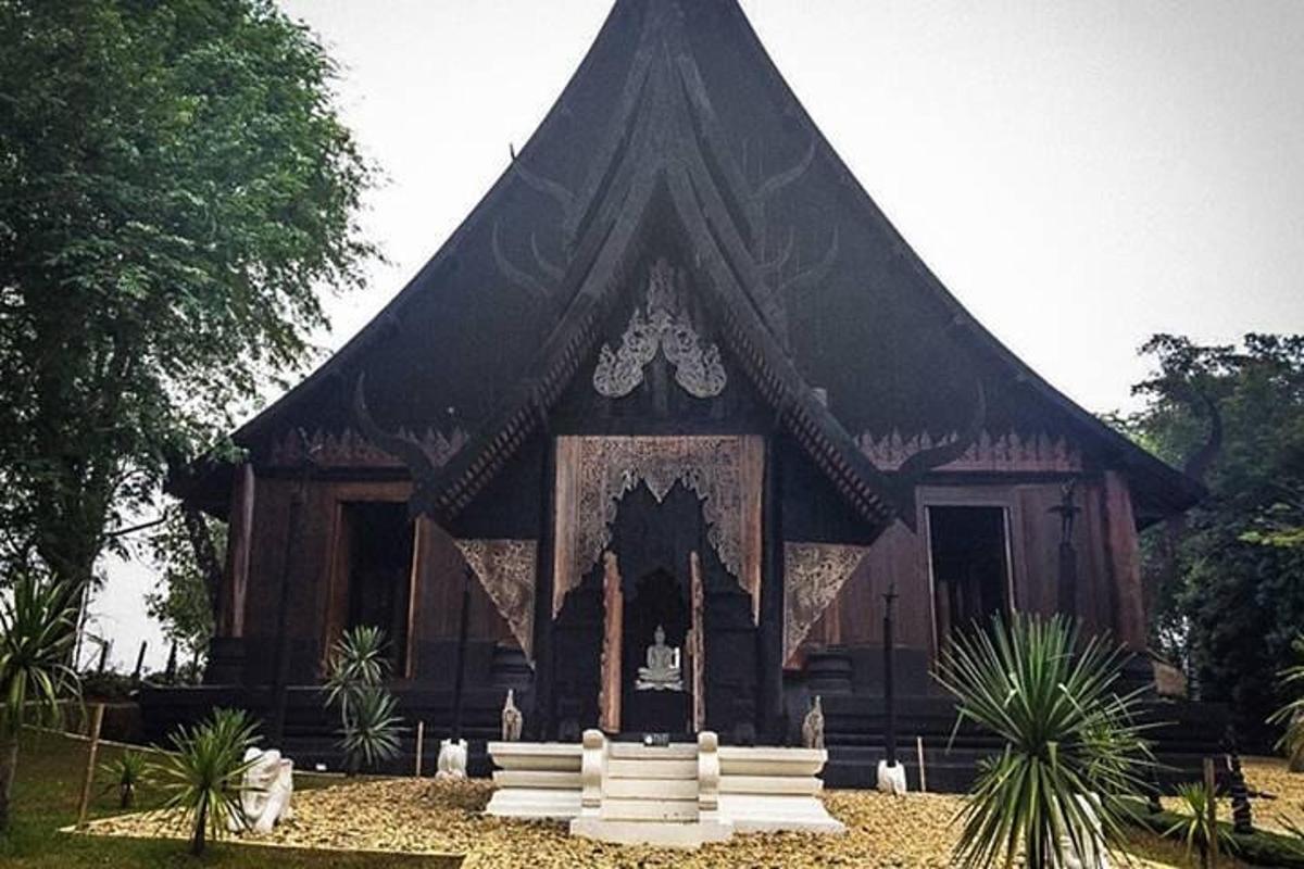 un gran edifici de fusta amb una teulada negra