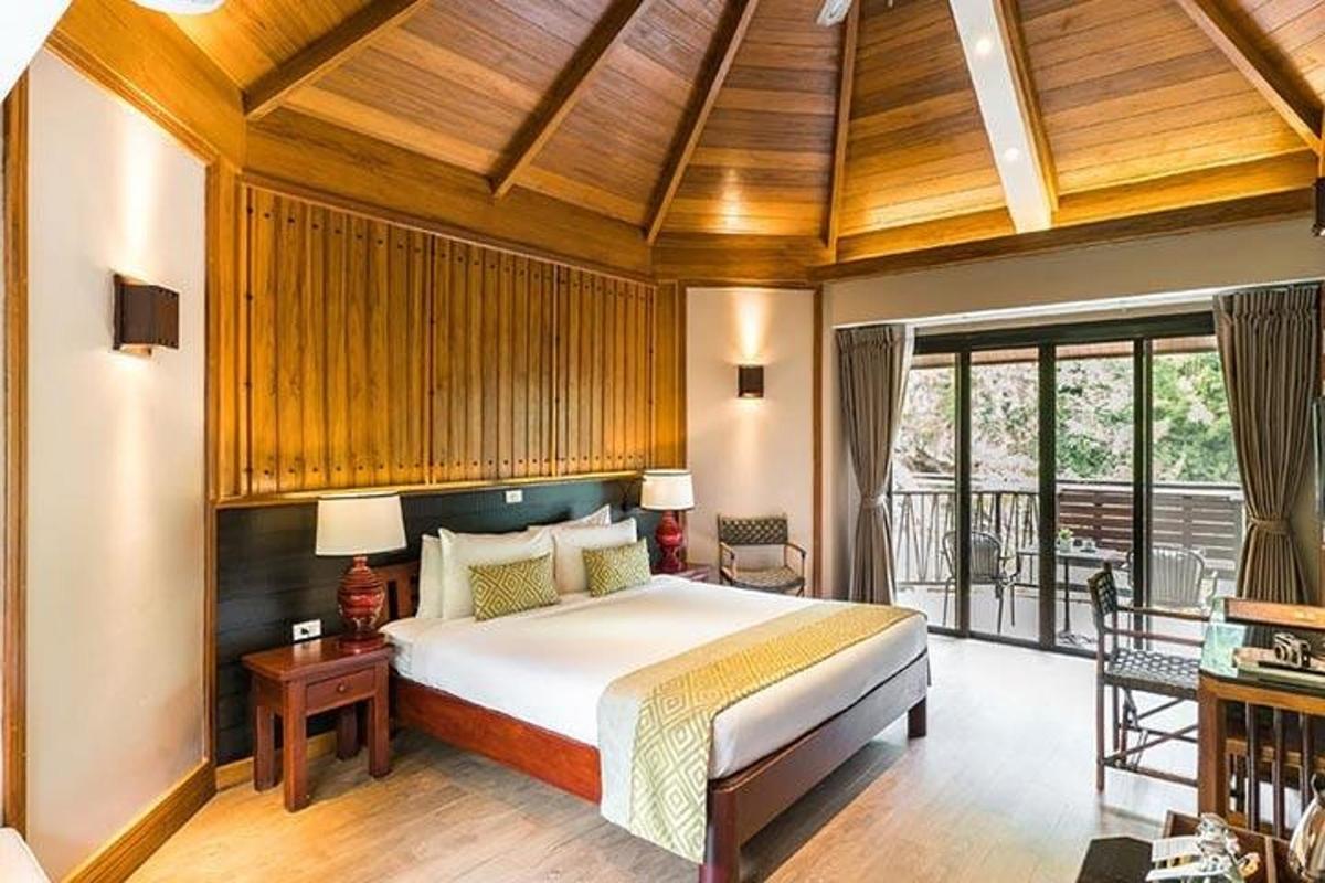 um quarto com uma cama e uma varanda