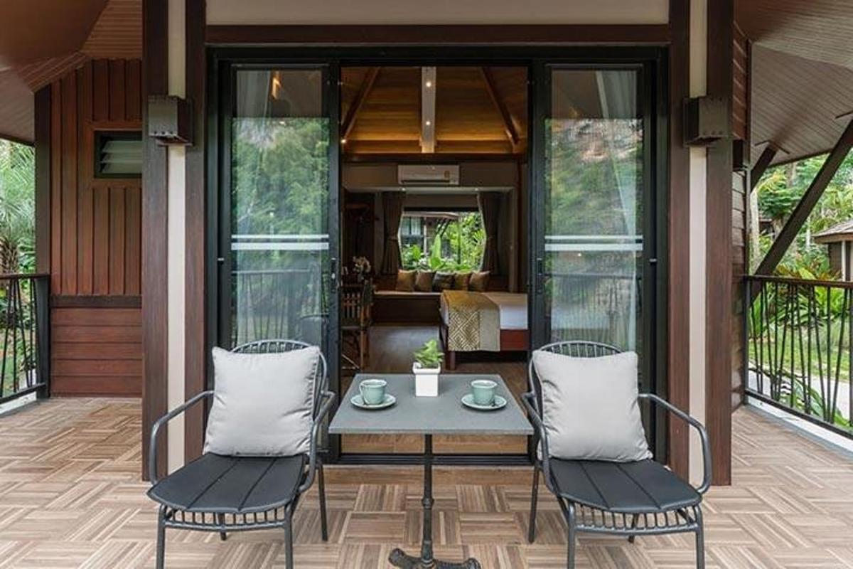 un patio con tavolo e sedie su un portico